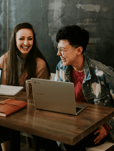 Laptop, zwei Personen, Co-Working, Couchtisch, Zusammenarbeit